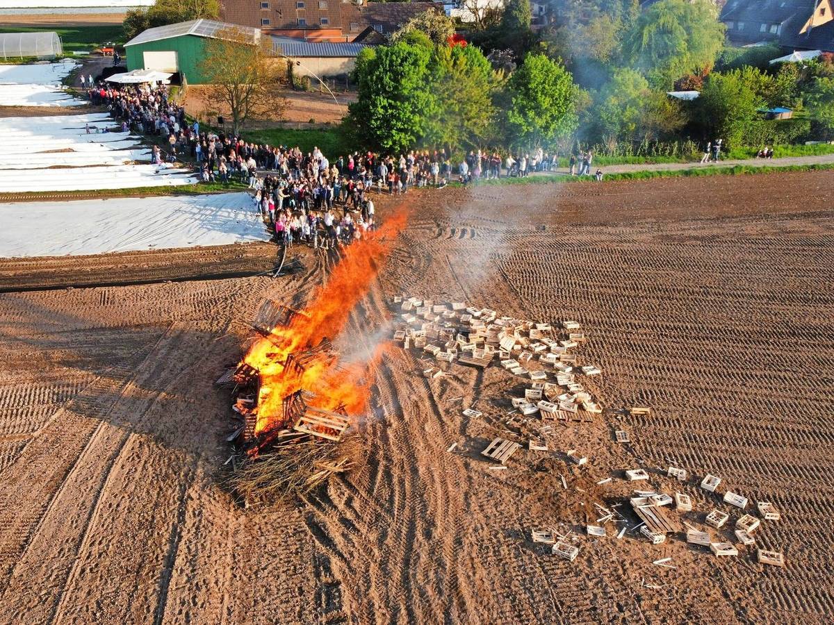 Zwei Osterfeuer für Groß und Klein