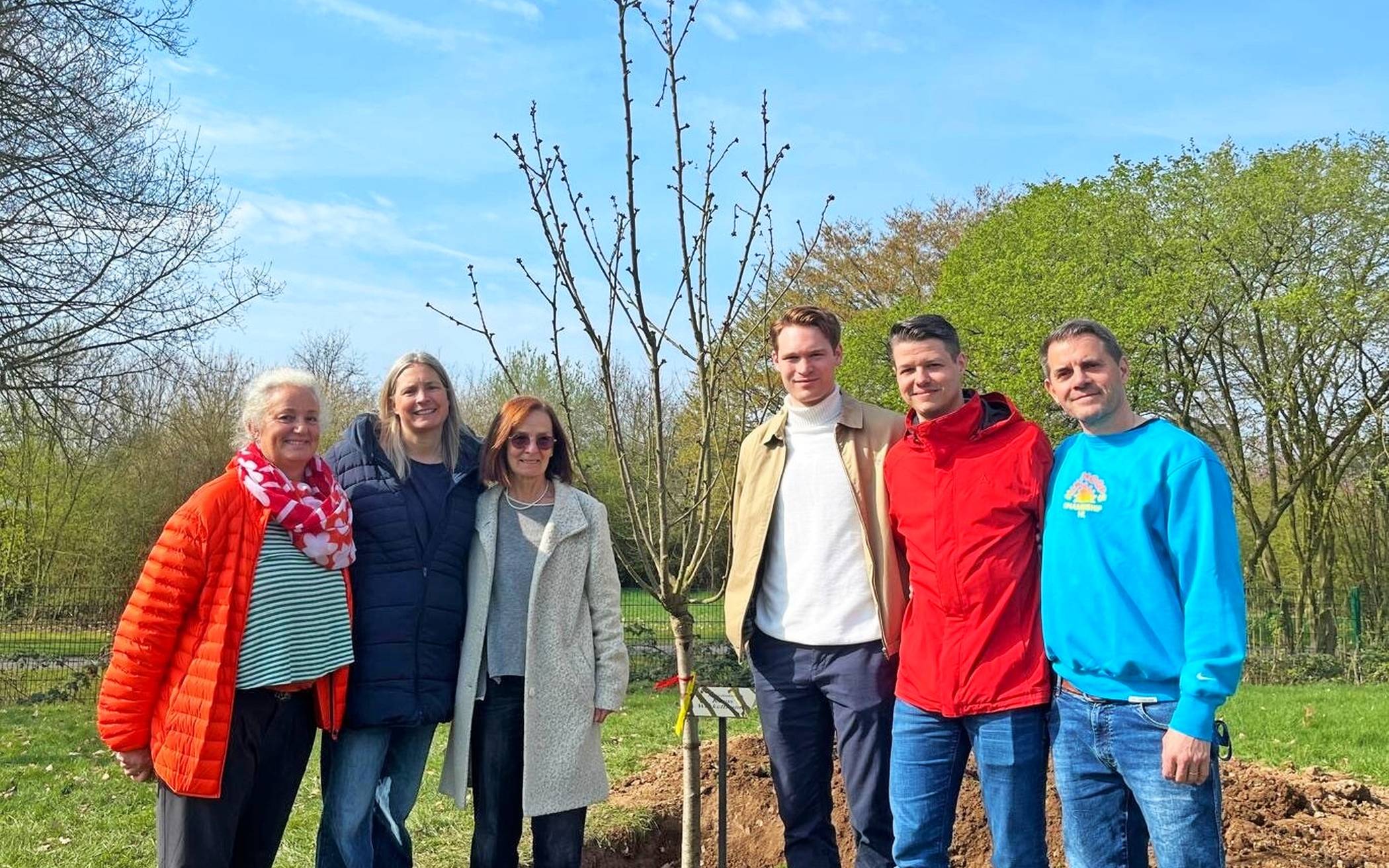  Gruppenbild am Erinnerungsbaum für Klaus Winkelmann (v.l.): die Lehrerinnen Ute Meurer und Anna Bungert, Martina und Paul Winkelmann, der ehemalige Schüler Janis Hülder und Lehrer Ulrich Franzen.   