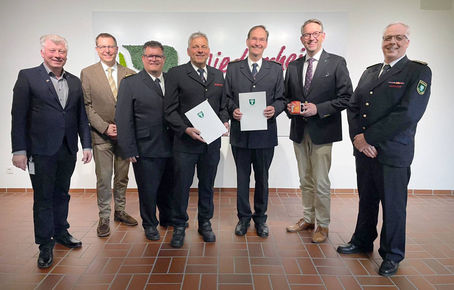  Frank Brändel (Leitung FD Sicherheit und Ordnung), Dr. Lars Rentmeister (Vorstandsmitglied Sicherheit und Ordnung), Markus Janßen (Kreisbrandmeister), Michael Rademacher (neuer stv. Kreisbrandmeister), Christoph Rudolph, Landrat Ingo Brohl und Ulrich Borgmann (stv. Kreisbrandmeister). 