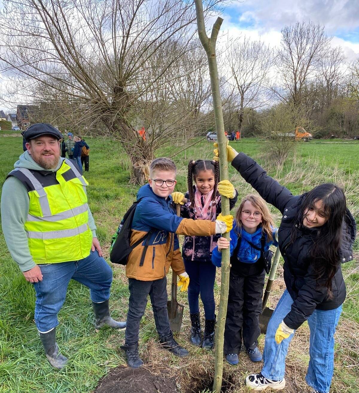 Schülerinnen und Schüler der Antoniusschule pflanzten zusammen mit Helfern des Kleingarten-Vereins „Unsere Scholle“ die Niederrhein-typischen Bäume.