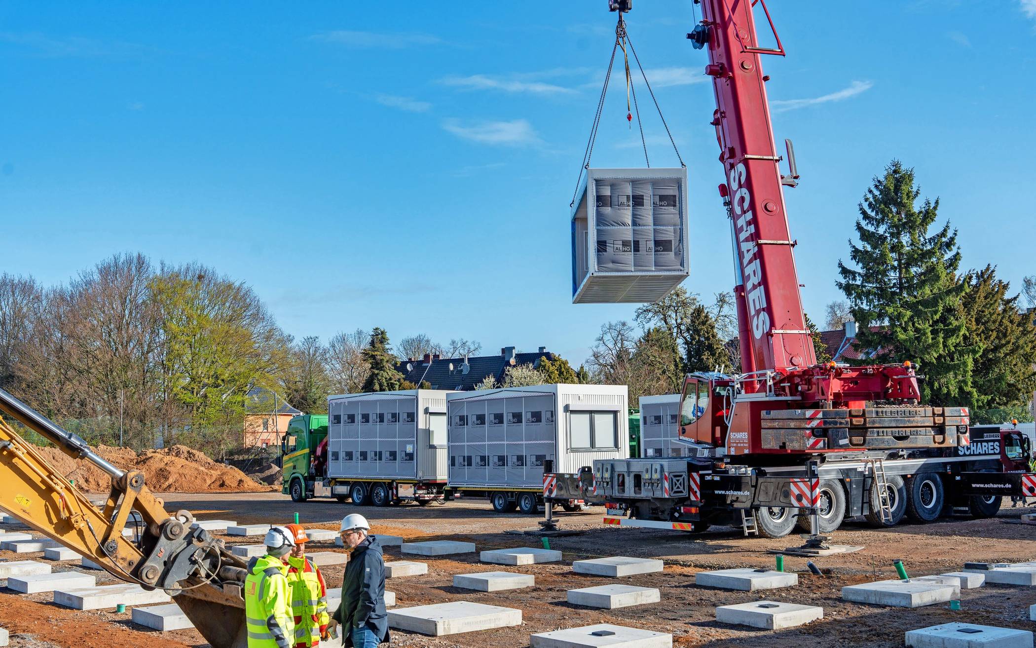Stück für Stück hebt der Kran die Container für die Interimsgesamtschule Breite Straße an ihren Platz.   