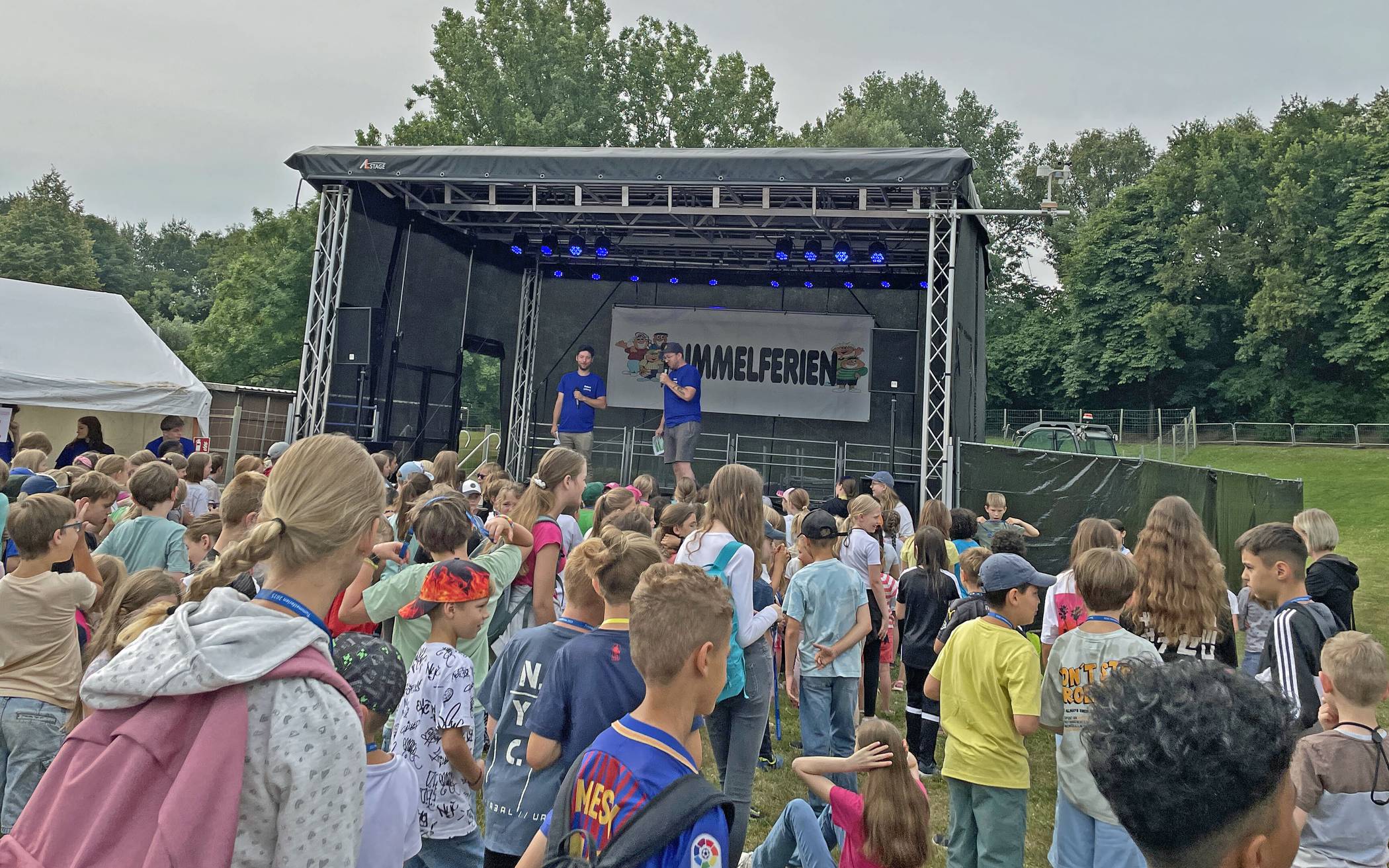 Von der großen Tummelferien-Bühne begrüßt das Team des Kinder- und Jugendbüros die Kids im Freizeitpark. 
