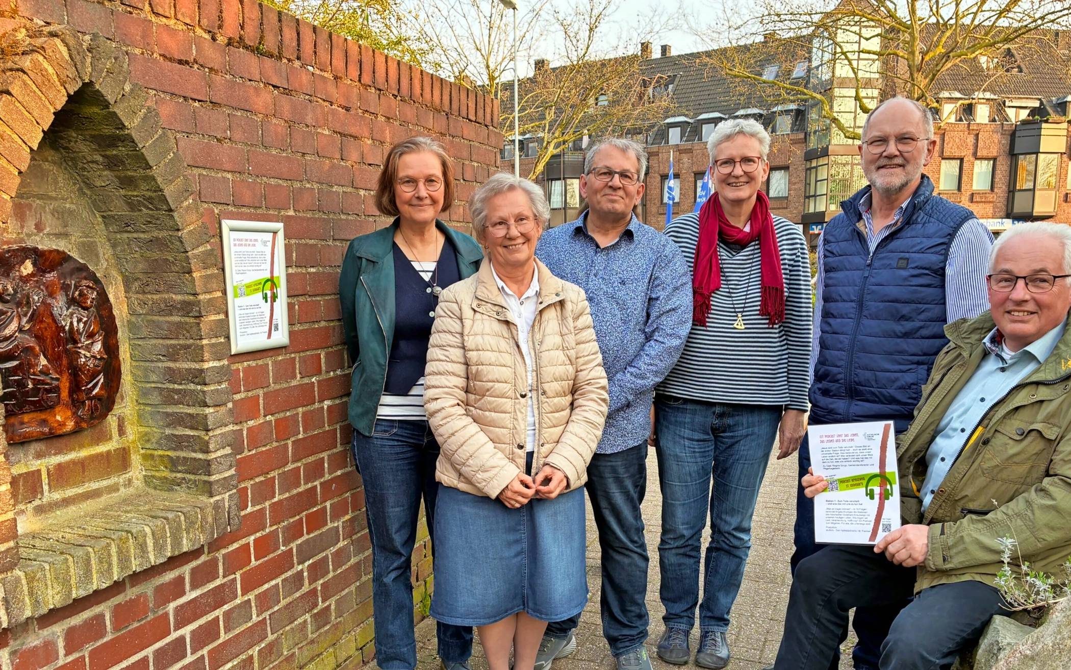 Angela Krumpen (Journalistin / Podcast-Autorin), Katharina Knappe vom Gemeindevorstand, Michael Franken vom Bürgerradio, Gemeindereferentin Regina Gorgs, Heinrich Stieger und Heinz-Josef Köhler vom Heimatverein Vorst (v.l.) an der ersten Kreuzweg-Station mitten in Vorst. 