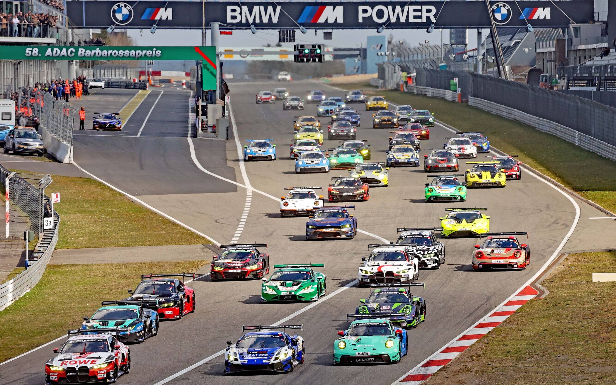 Max Verstappen gewinnt nach Spektakel am Start