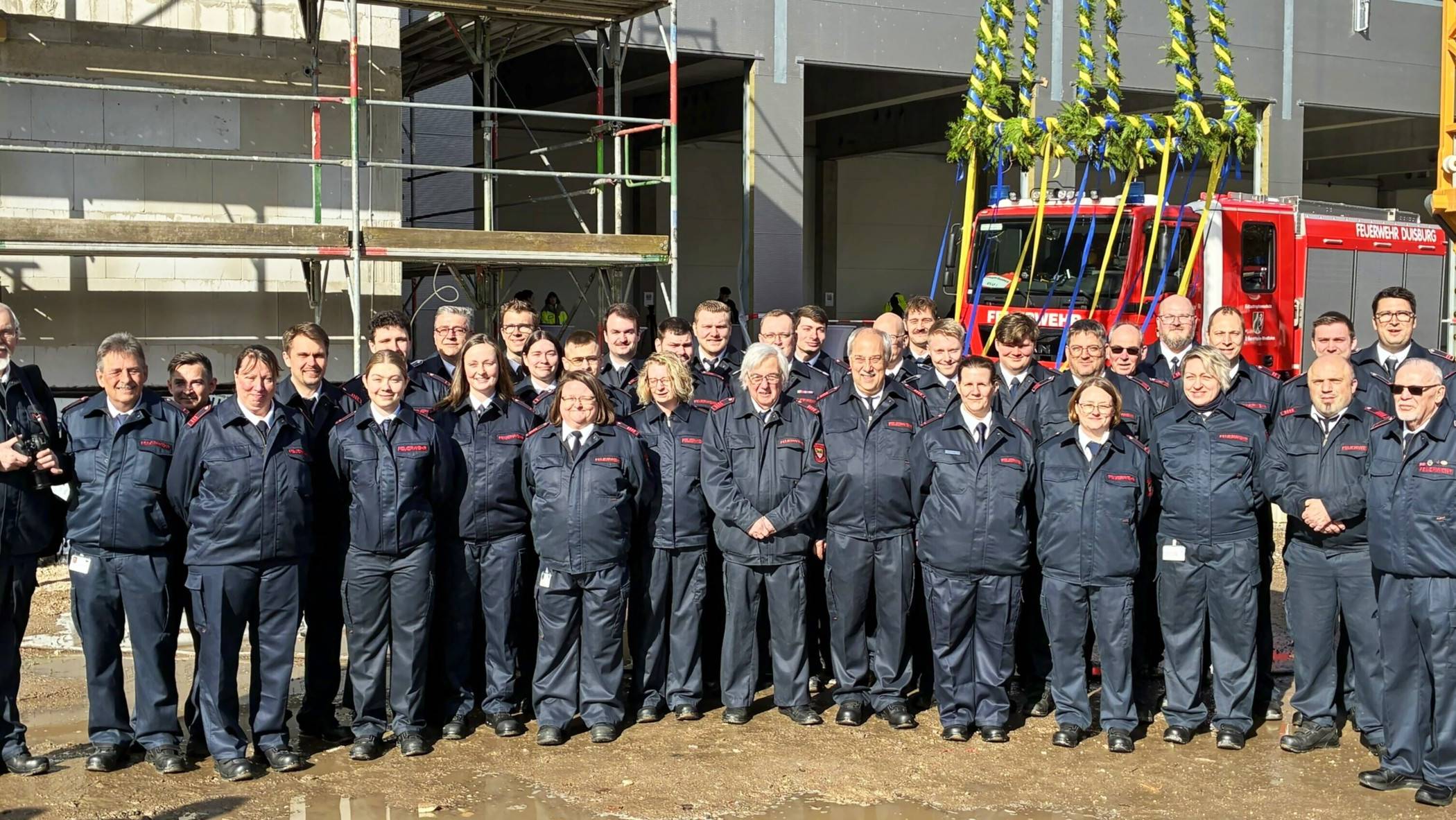 Vorfreude auf die neue Wirkungsstätte: die Feuerwehrleute vom Löschzug 610. 