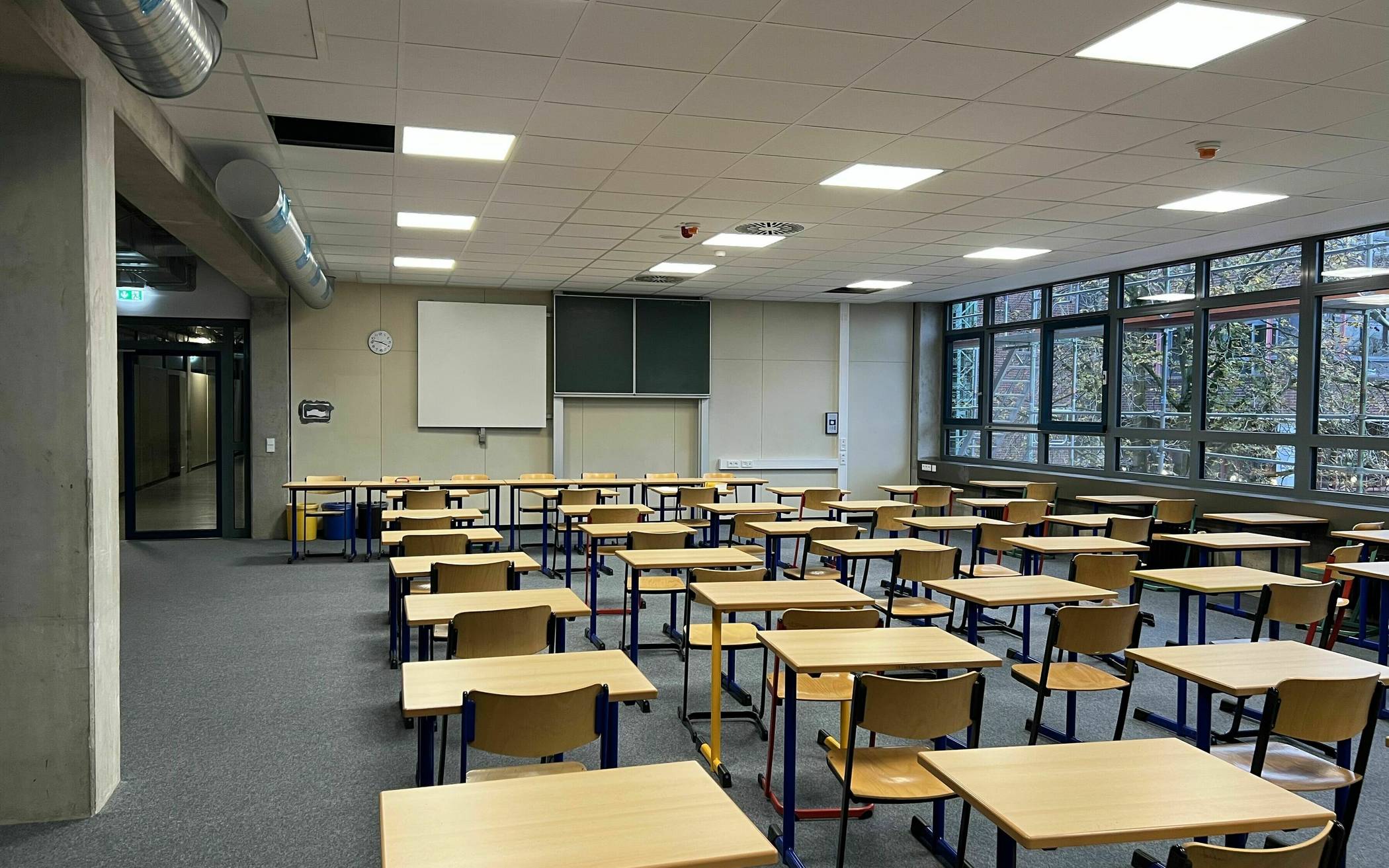 Im Math.-Nat.-Gymnasium wurde eine energiesparende LED-Beleuchtung