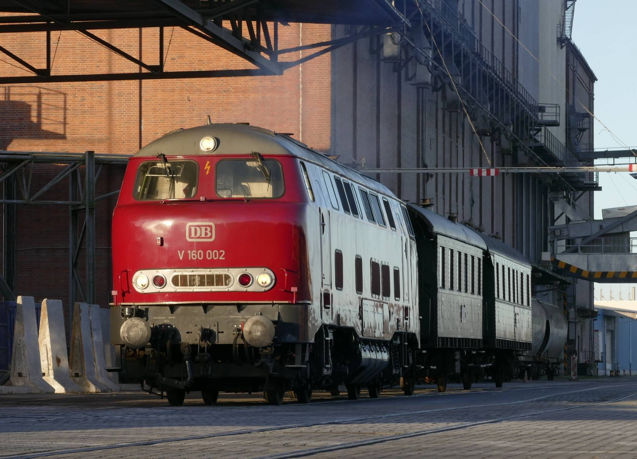 Die etwa zehnstündige Tagesfahrt wird mit zwei historischen Diesellokomotiven der Baureihen V160 (Bild) und V100 sowie stilechten Umbauwagen aus den 1950er- und 1960er-Jahren durchgeführt.