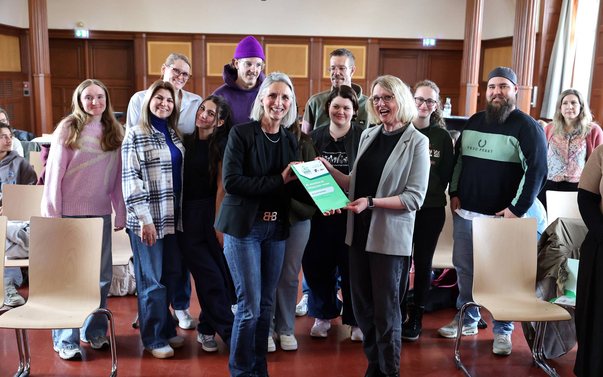  Kinder für Naturwissenschaften und Co. begeistern, das ist das Ziel der Kooperation zwischen Stadt und dem Maria-Lenssen-Berufskolleg, die die Beigeordnete für Bildung, Kultur und Sport Christiane Schüßler (vorne l.) und die stellvertretende Schulleiterin Tanja Teßmer (vorne r.) offiziell unterzeichnet haben. 