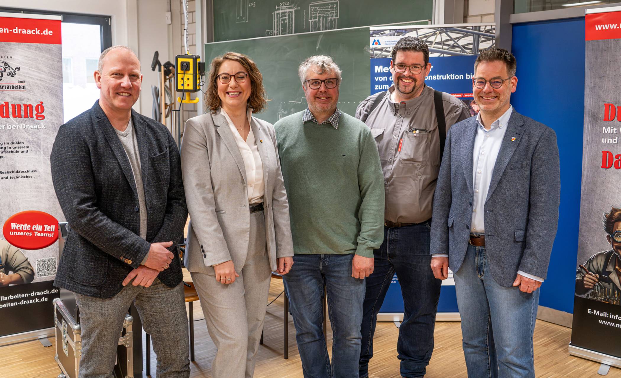 Schulleiter Christian Rütten, Wirtschaftsförderin Laura Bürkert, stellv. Schulleiter Tobias Schmitz, Stephan Draack, GF der Draack Schmiede &amp; Schlosserarbeiten GmbH, und Bürgermeister Stefan Schumeckers (v.l.).