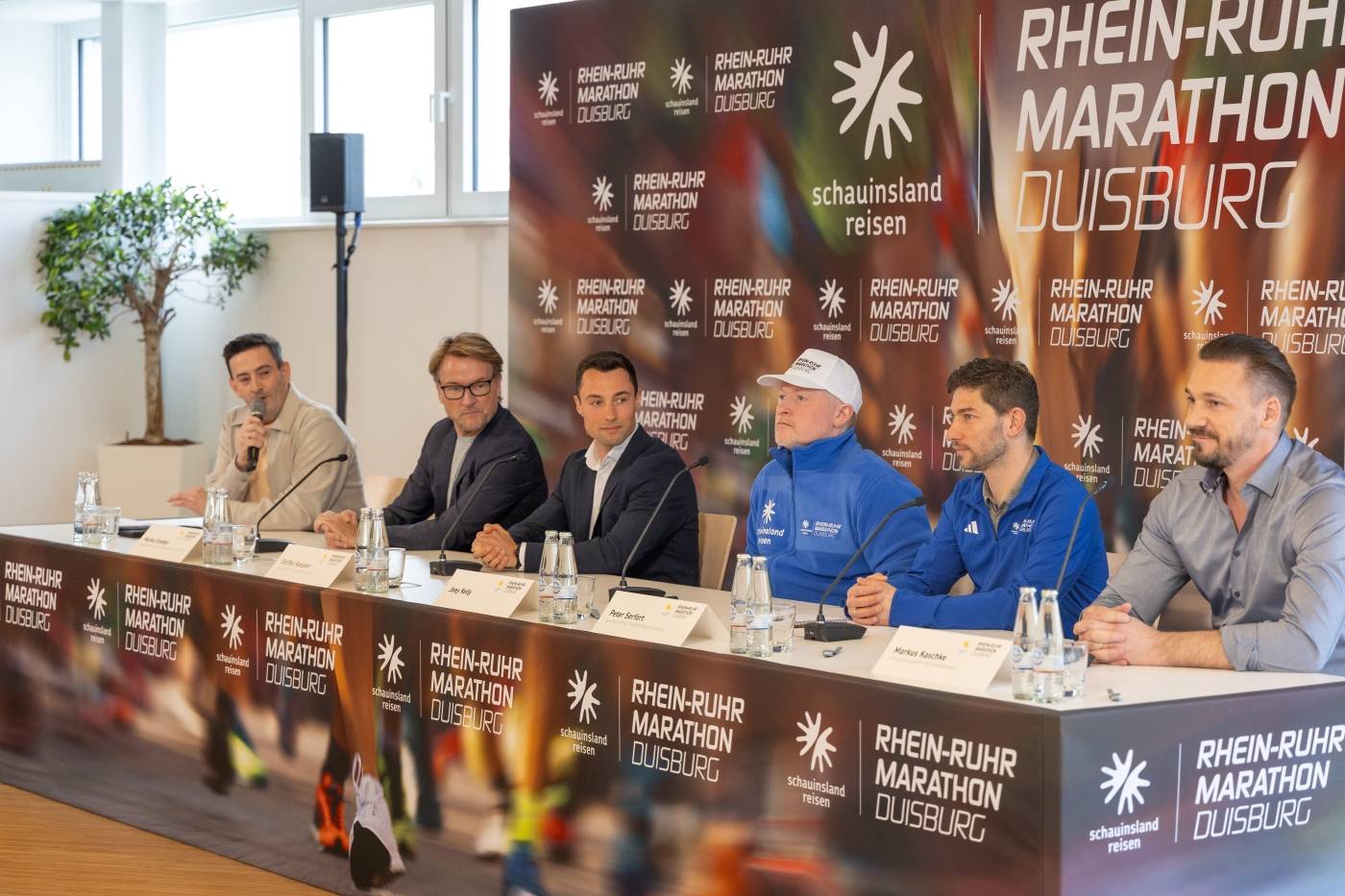  In einer von Christian Schall moderierten Pressekonferenz berichten Markus Krampe, Steffen Kassner (Geschäftsführer von Schauinsland-Reisen), Joey Kelly, Peter Serfort (Stadtsportbund Duisburg) und Markus Kaschke (v. l.) über den nächsten Duisburger Weltrekord und die Neuerungen rund um den Rhein-Ruhr-Marathon. 