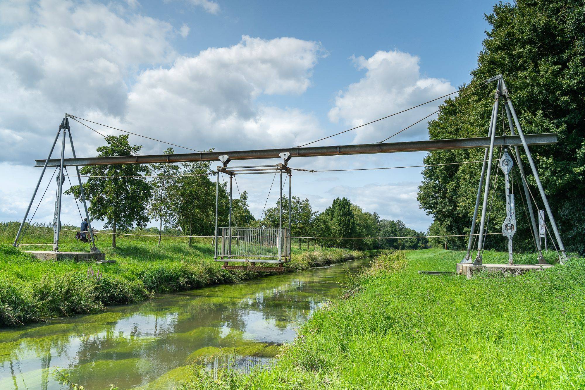 Bei der Radroute des Monats April passieren die Radfahrenden eine Erlebnisbrücke, die über die Niers führt.