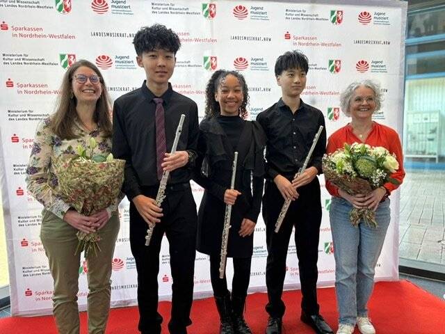 Das Querflötentrio Dao Yuan Qi, Amida-Sophie-Paulußen und Ryan Sun freut sich zusammen mit seinen Lehrerinnen Franziska Jaschke (l.) und Silvia Joeris über einen ersten Preis mit Weiterleitung zum Bundeswettbewerb.