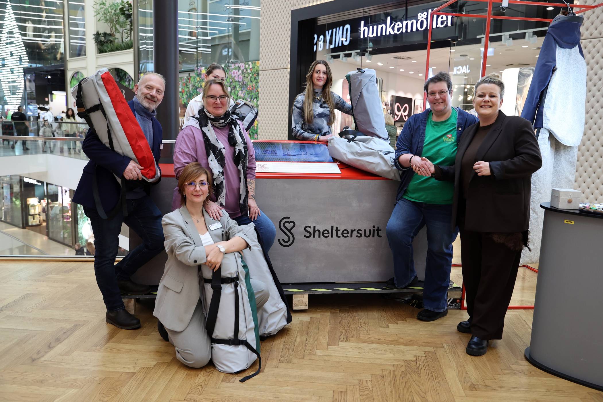  Das Minto hat sechs Shelterbags und eine Spende von 1 000 Euro an „WIR für MG“ übergeben. Shakehands zwischen der Vereinsvorsitzenden Katja Knübben (2.v.r.) und Andrea Eggers (r.), General Manager Minto. Foto: Minto/Markus Rick 