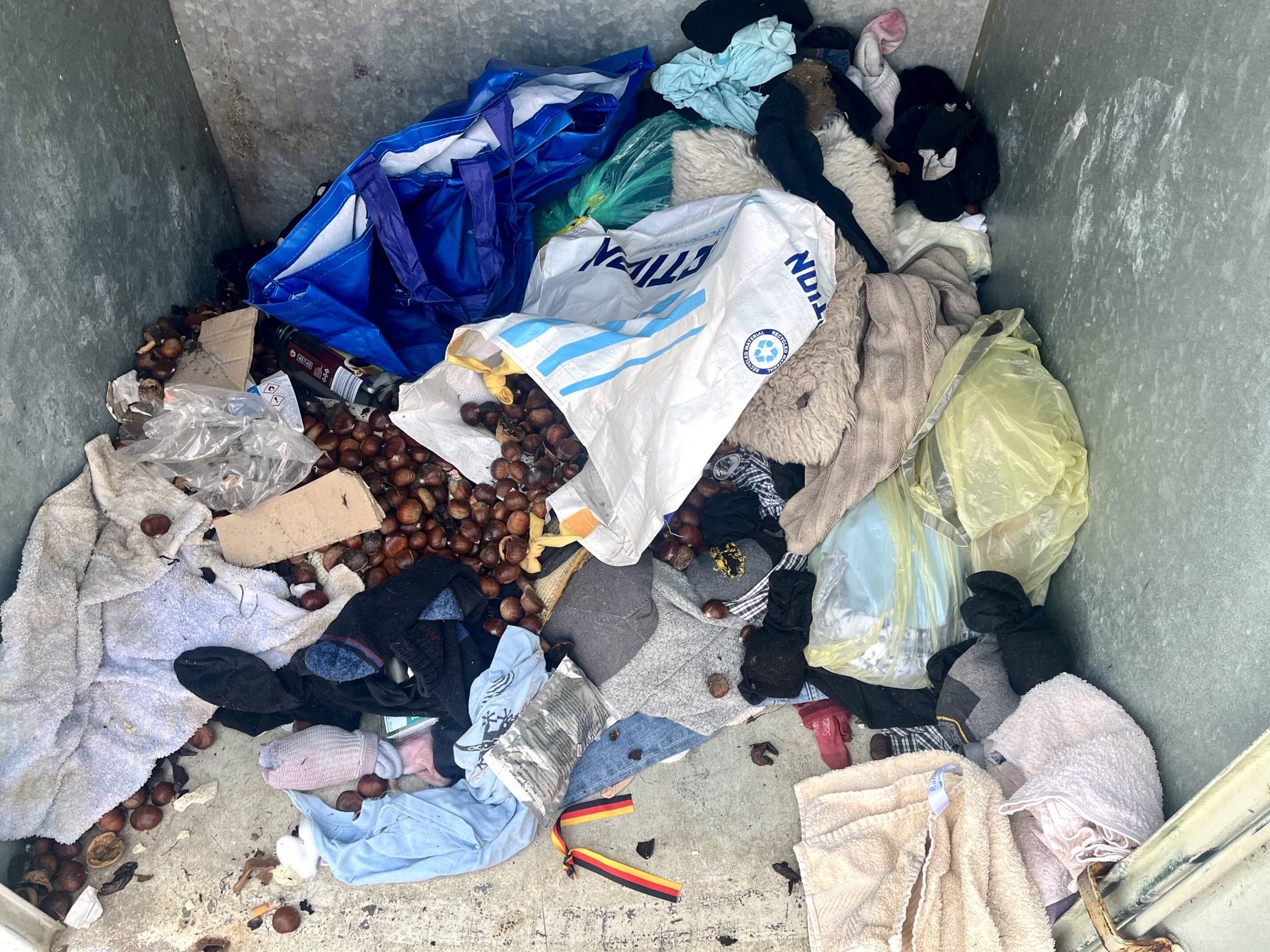  Seit geraumer Zeit beobachtet der DLB Fehlbefüllungen von Altkleidercontainern. Die Konsequenz hieraus ist der Abzug dieser Behälter. 