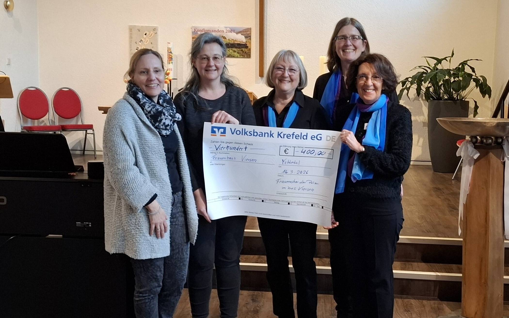 Der Frauenchor der Polizei im Kreis Viersen übergibt eine Spende. 