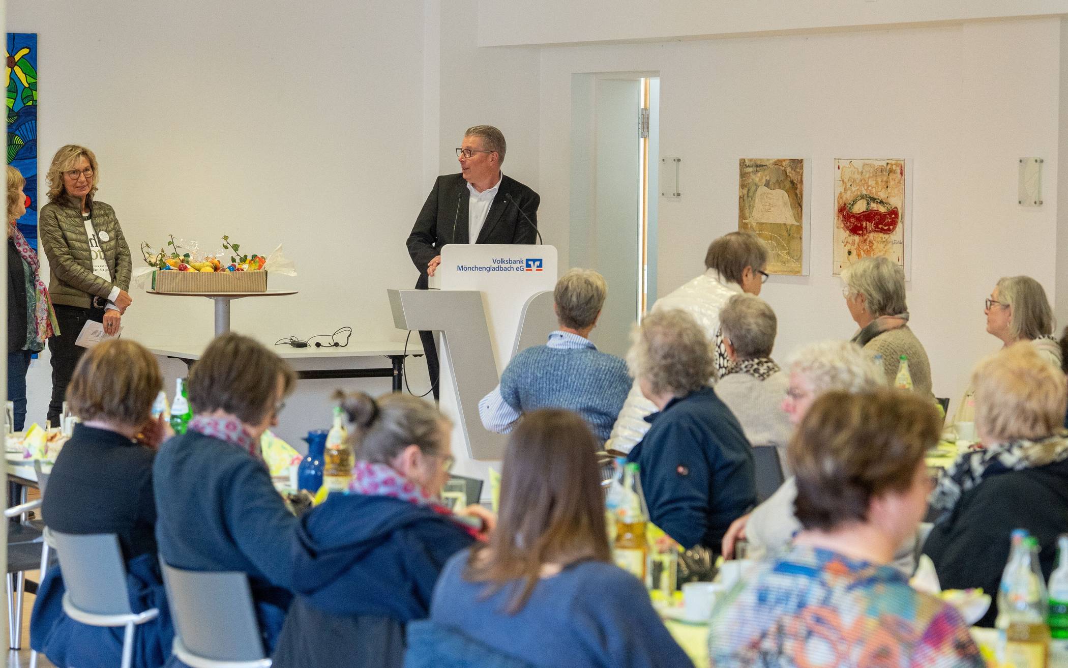 Volksbank-Vorstand Carsten Thören begrüßt die Landfrauen