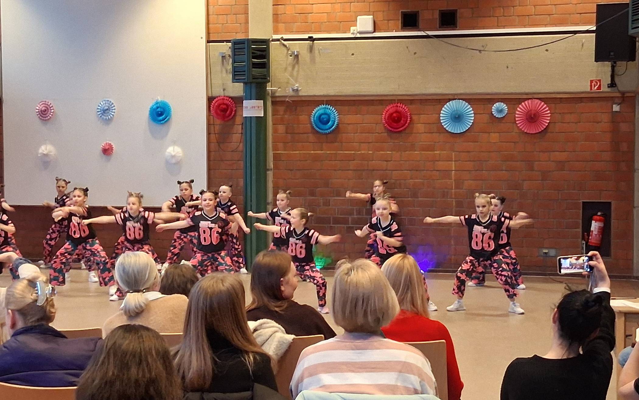 Vier Tanzgruppen begeisterten das Publikum beim