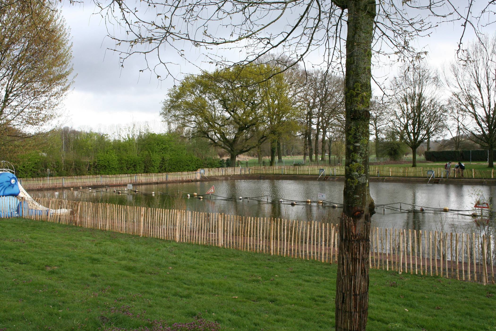  Das Becken im ehemaligen Hülser Freibad wurde neu und hübsch umzäumt. 