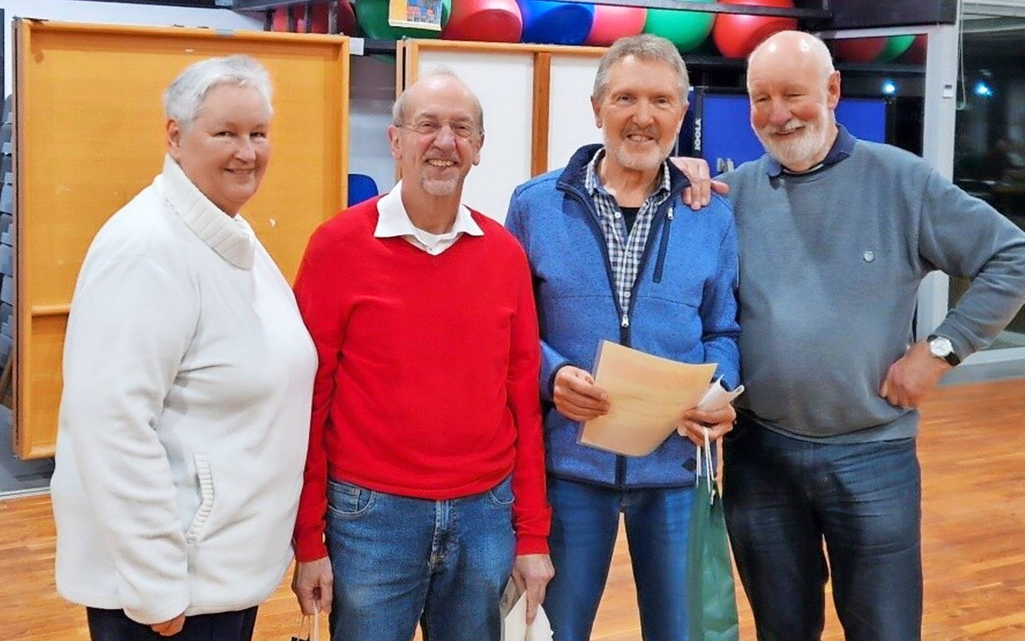  Ehrung beim DJK-VfL - unser Foto zeigt von links Hannelore Eichholz 1. Vorsitzende DJK-VfL, Michael Kern, Klaus Backes und Helmut Frantzen Ehrenvorsitzender DJK-VfL. Foto: DjK VfL  