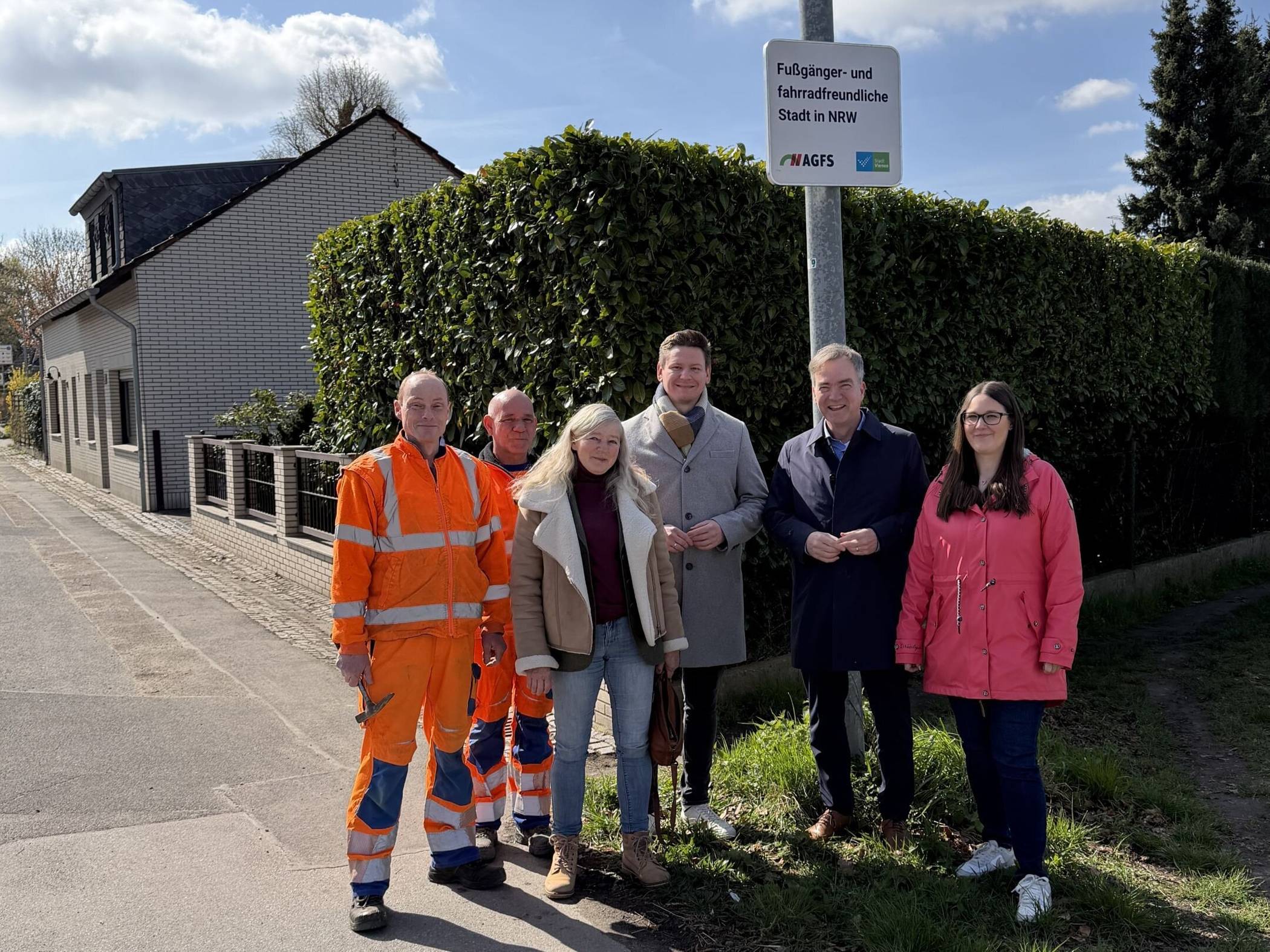  Bei der Montage des ersten AGFS-Hinweisschilds an der Grefrather Straße in Süchteln: Bürgermeister Christoph Hopp (2.v.r.) und die Technische Beigeordnete Susanne Fritzsche (3.v.l.) mit weiteren Mitarbeitenden der Stadtverwaltung Viersen.  