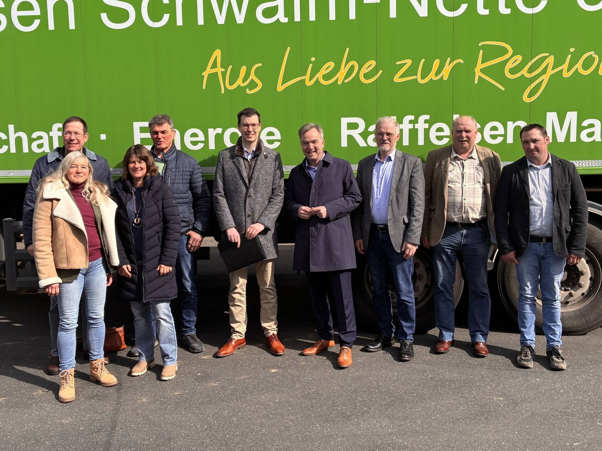 Bürgermeister Christoph Hopp (Mitte) und die Technische Beigeordnete Susanne Fritzsche (vorn links) mit den Teilnehmenden der Kreisbauernschaft.