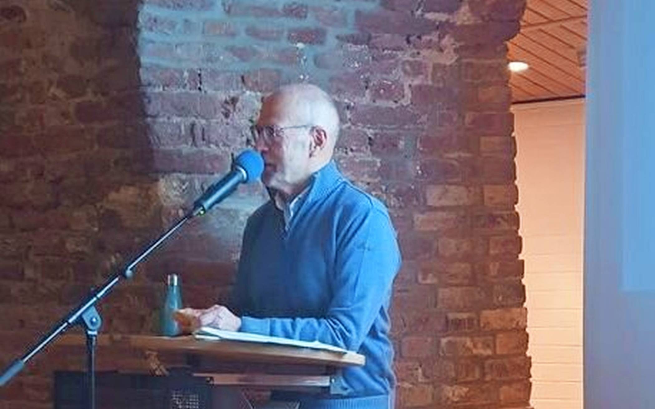 Josef Spennes beim Vortrag in der