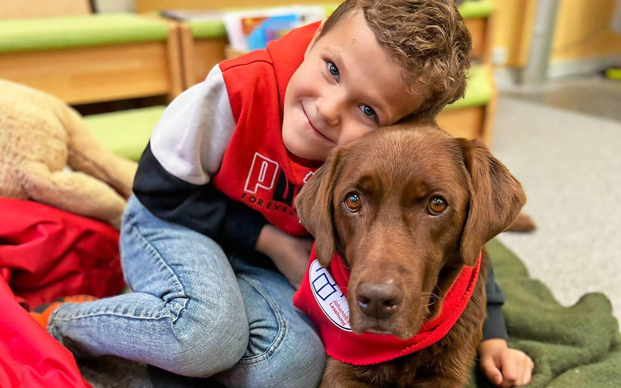 Lesehunde helfen Kindern, Leseschwächen und Ängste