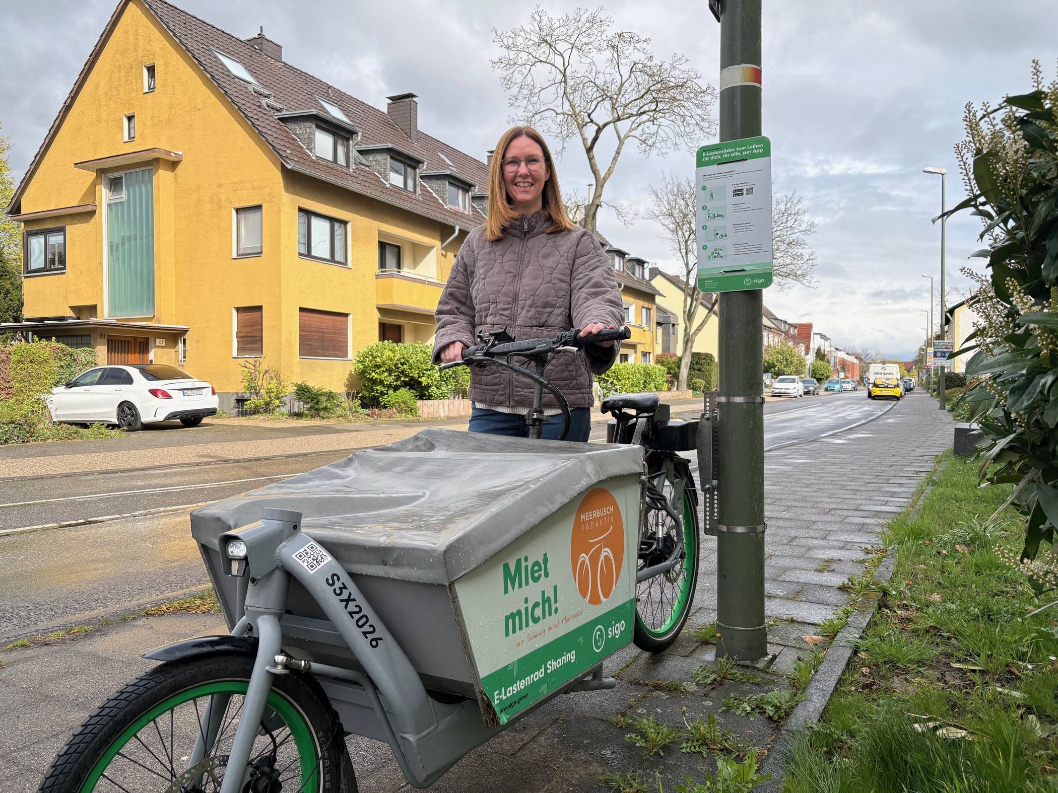 Denise Pottbäcker von der Stabsstelle Umwelt- und Klimaschutz (hier an der Römerstraße) hofft, dass das Lastenrad-Sharing im Büdericher Süden auf reges Interesse stößt.