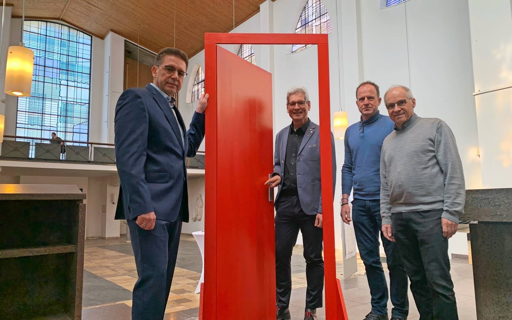 Symbolische offene Tür mit Motto „Da