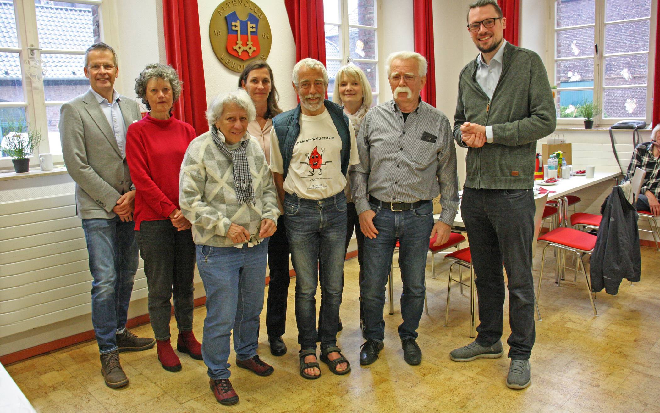 DRK-Kreisgeschäftsführer Nils Klessa (r.) mit den