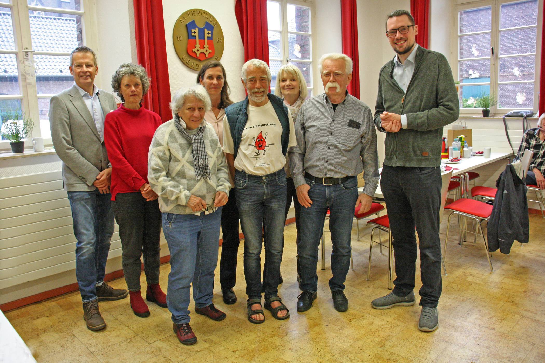 DRK-Kreisgeschäftsführer Nils Klessa (r.) mit den geehrten Spenderinnen und Spendern. In der Mitte: Rekordhalter Dr. Wolfram Weber.