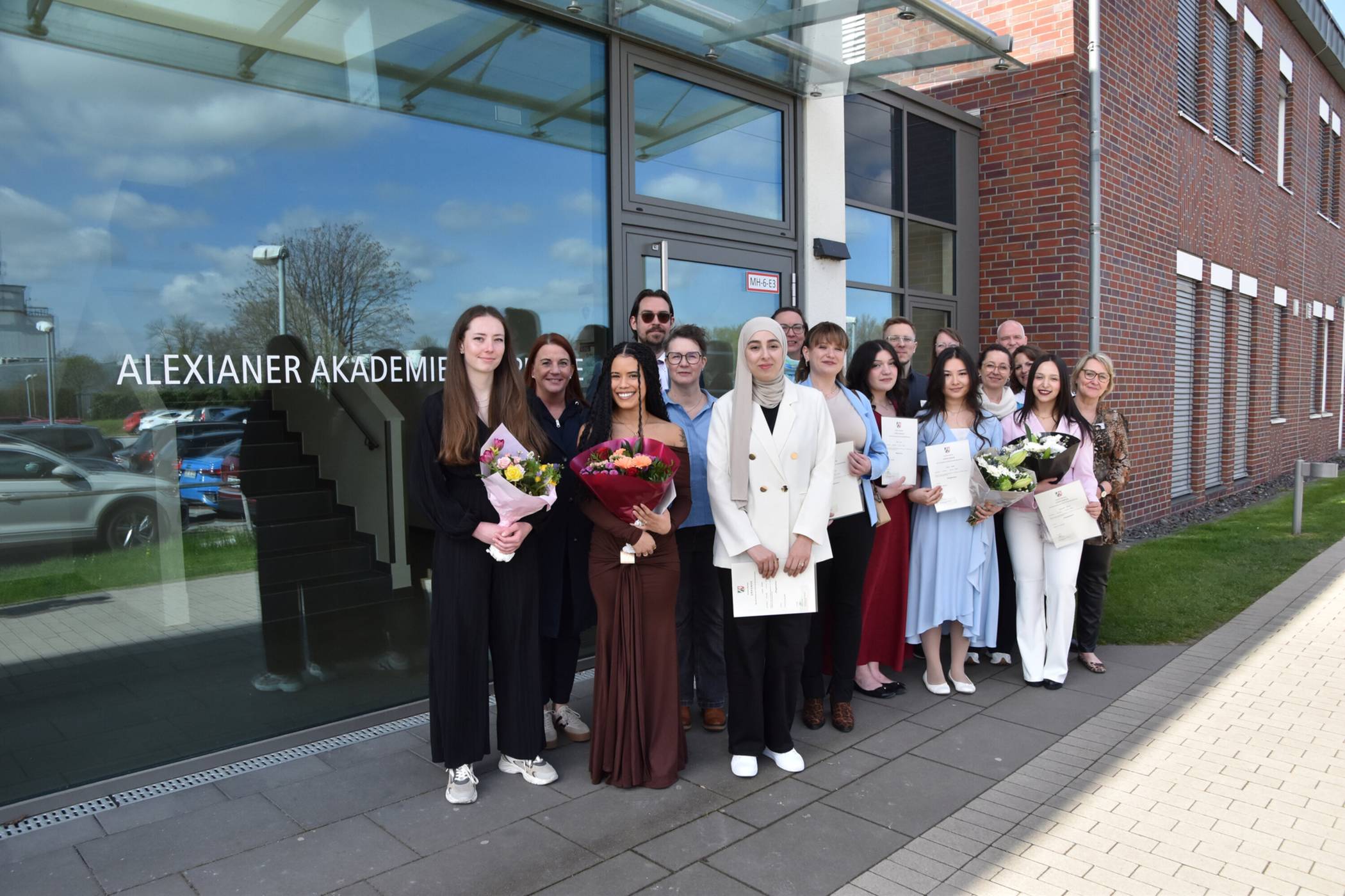 Die sieben frisch examinierten Pflegefachfrauen mit dem Lehrerteam der Akademie für Pflege und der Betriebsleitung der Alexianer Krefeld GmbH.
