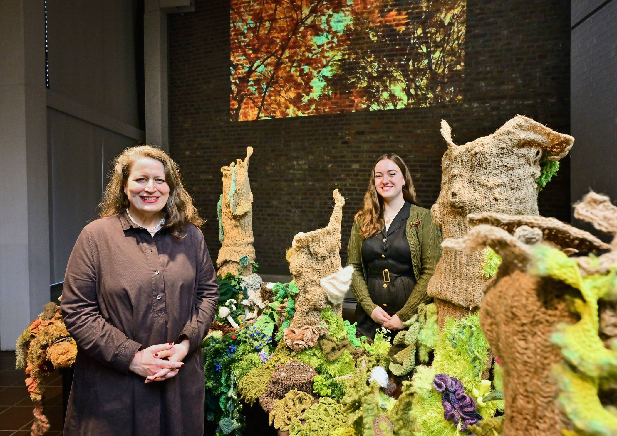 Waldlandschaft: Museumsleiterin Dr. Annettte Schieck und Volontärin Johanna Heinen präsentieren textile Kunstwerke, die dem natürlichen Vorbild täuschend echt nachgebildet sind.