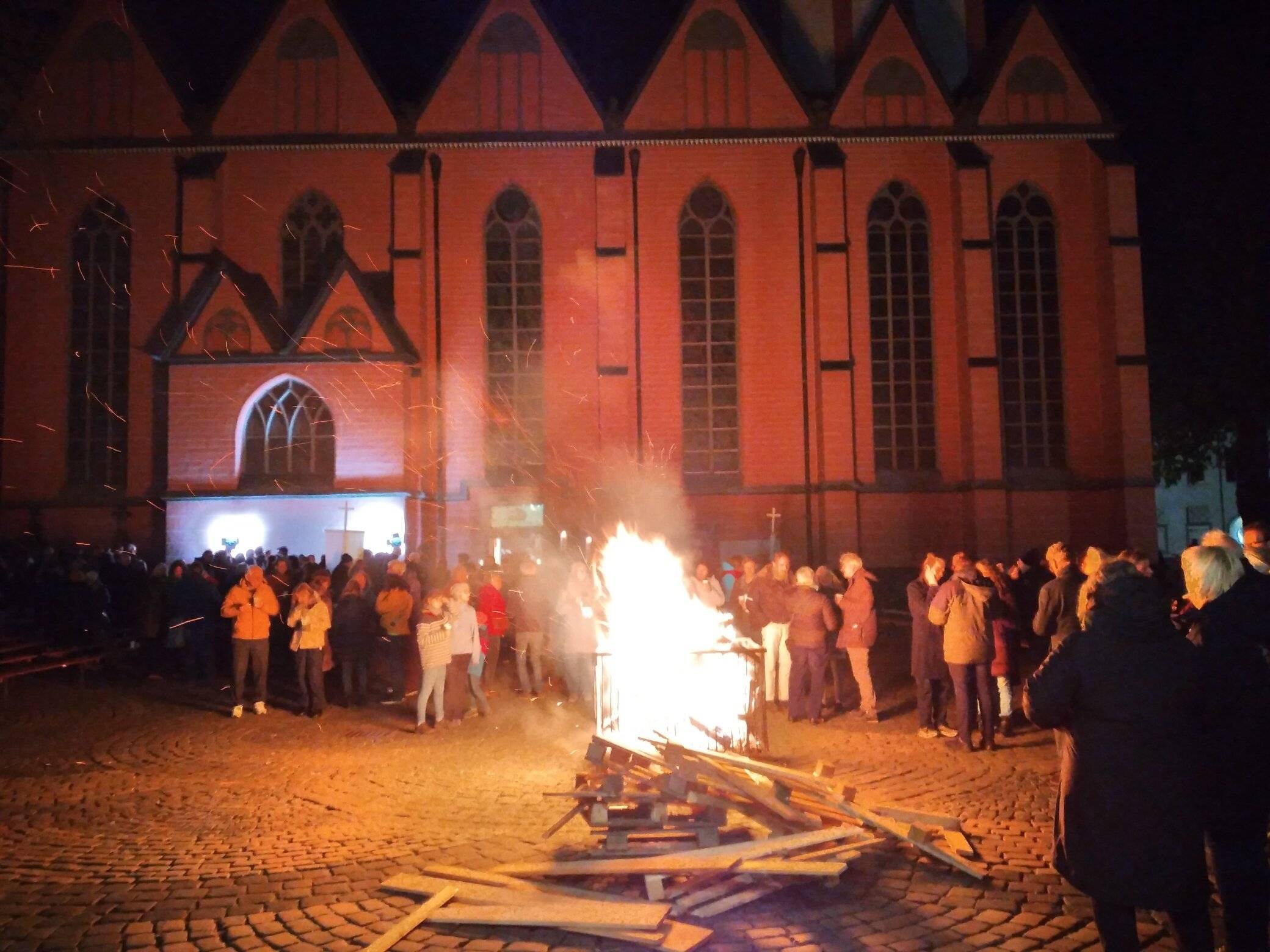  Osterfeier auf dem Kirchplatz in Kempen: Nach dem Gottesdienst bleiben noch viele Besucher bei Brot und Wein zu Gesprächen beieinander. 