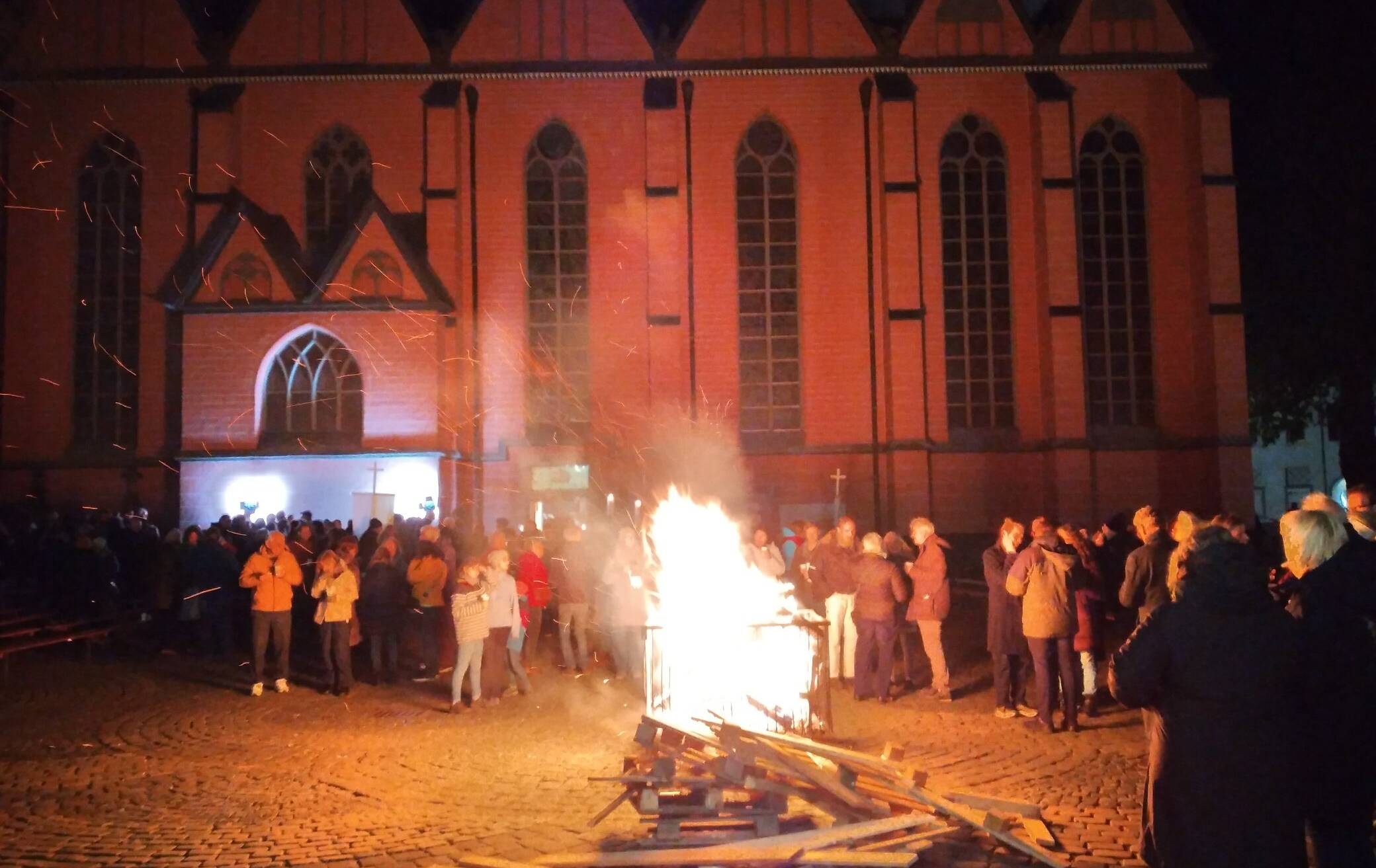 Osterfeier auf dem Kirchplatz in Kempen: