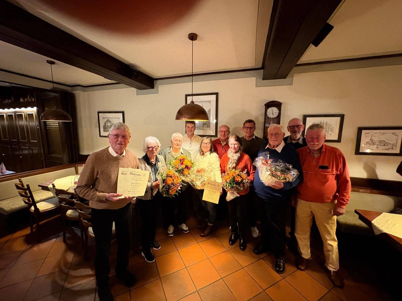  Der Heimatverein Grefrath ehrte Mitglieder für ihre langjährige Vereinszugehörigkeit und für ihr ehrenamtliches Engagement. 