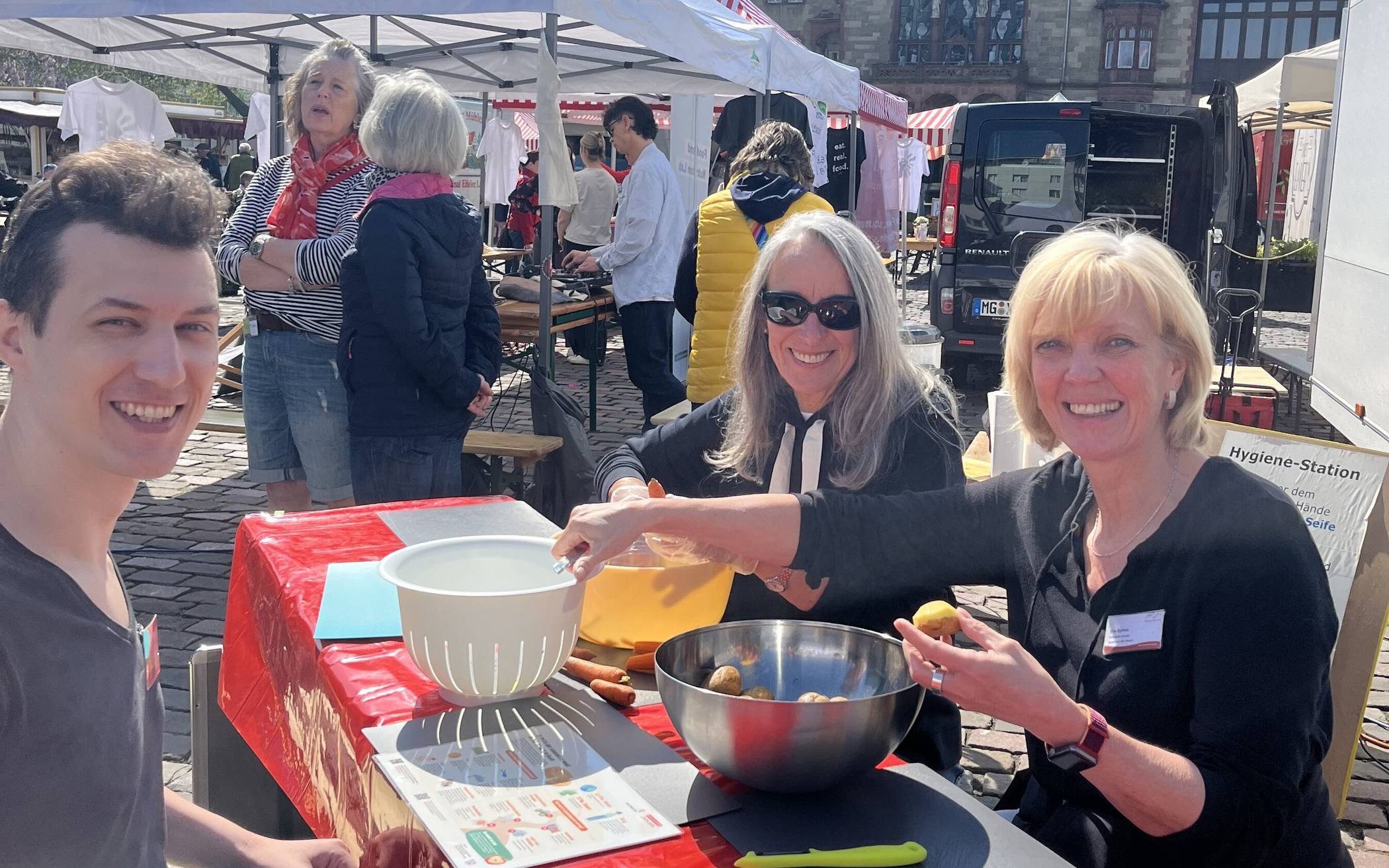 Zum 10. World Disco Soup Day des internationen Slow Food Youth Netzwerkes wird in Mönchengladbach am Samstag 25. April geschnibbelt und getanzt.