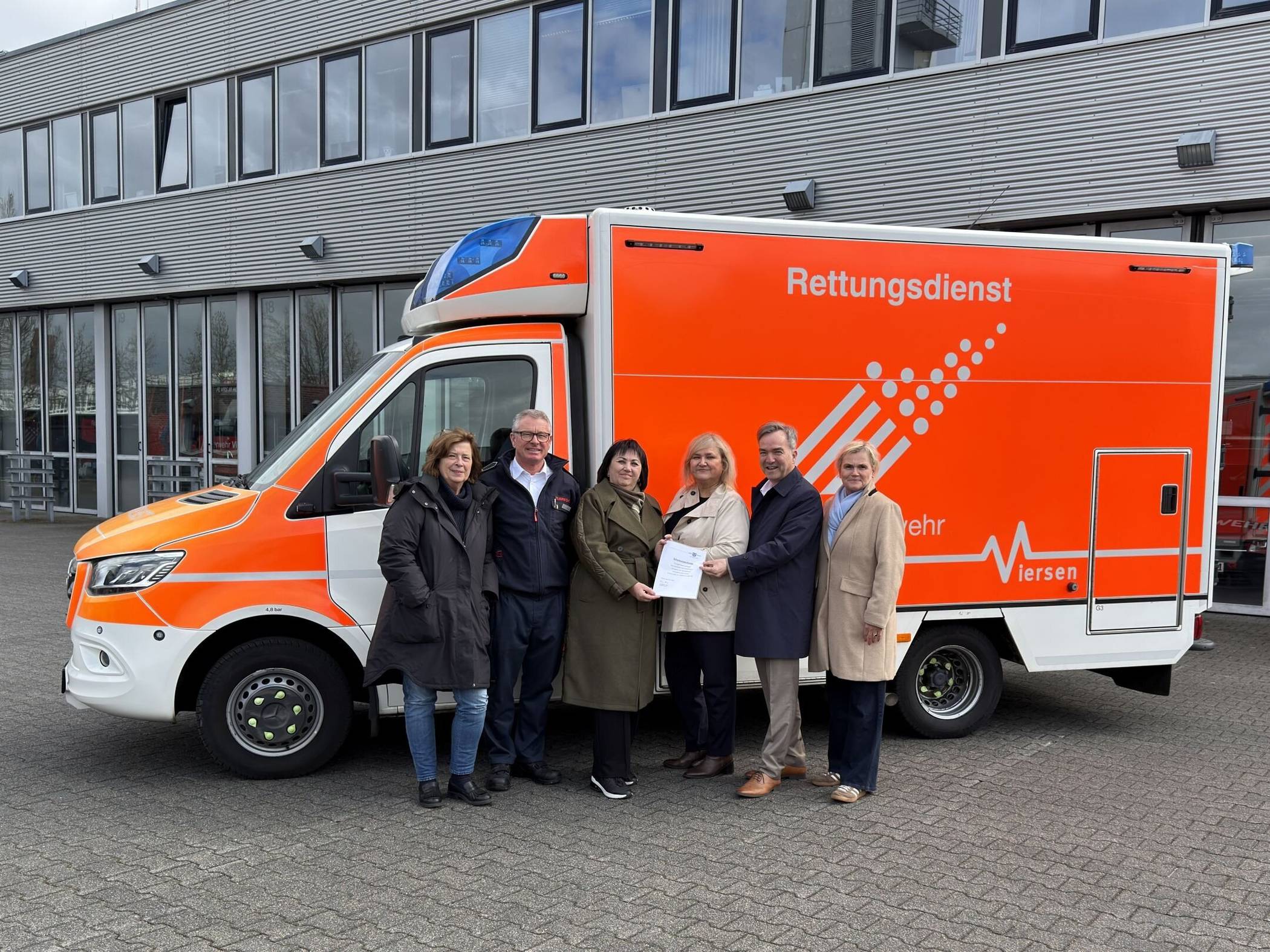 An der Übergabe nahmen neben Halyna Moskalenko und Viersens Bürgermeister Christoph Hopp Vertreter der Viersener Feuerwehr sowie eine Delegation des Vereins Freunde von Kanew teil.  