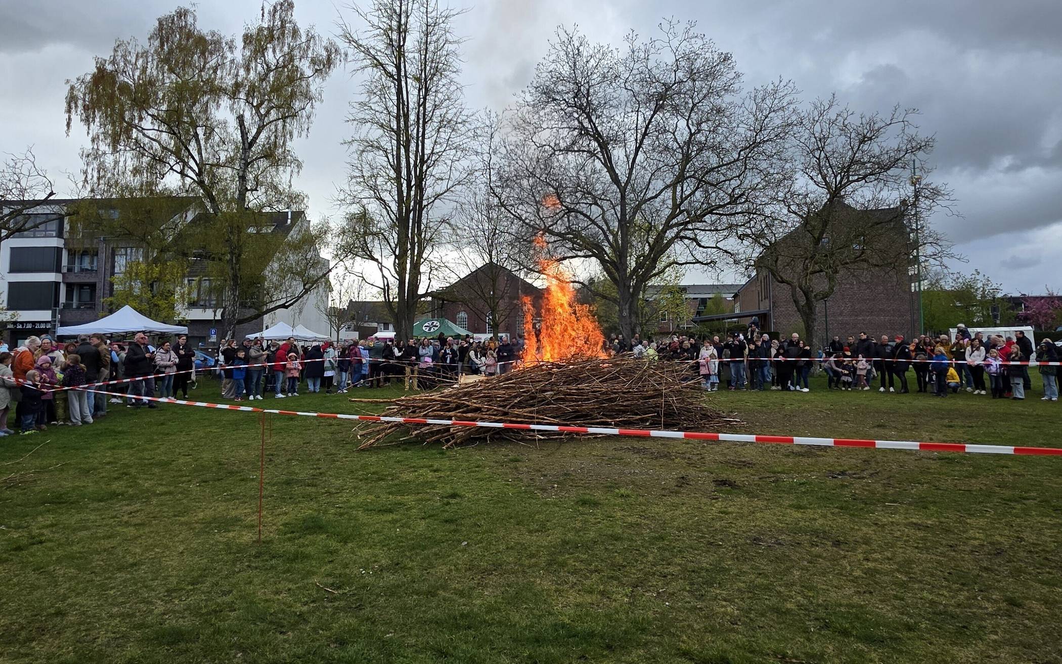  Trotz wechselhaftem Wetter gab es in Neersen wieder ein schönes Osterfeuer. Foto: St. Sebatianus-Schützen 