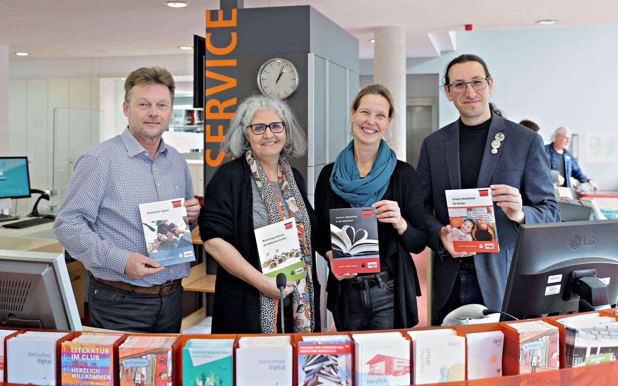 Stellen die Info-Hefte vor: (v.r.): Mediotheksleiter