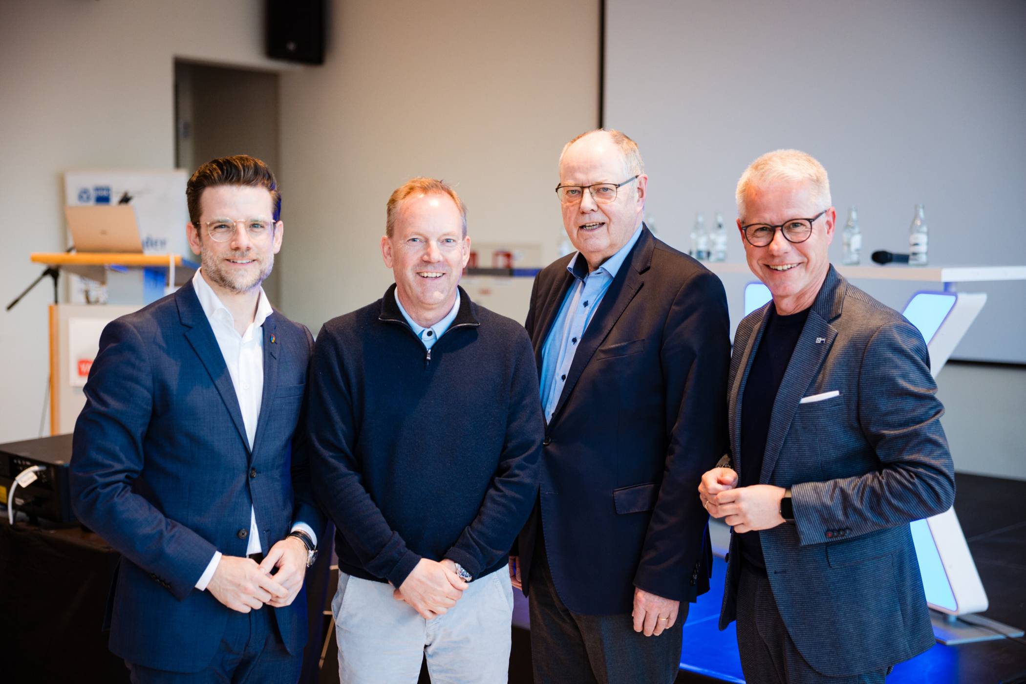  Warben für die Olympia-Bewerbung Köln/Rhein-Ruhr (v.l.): OB Felix Heinrichs, Michael Hilgers, Geschäftsführer der HockeyPark Betriebs GmbH &amp; Co. KG, Peer Steinbrück, Vertreter der Olympiabewerbung Köln/Rhein-Ruhr, und IHK-Hauptgeschäftsführer Jürgen Steinmetz. 