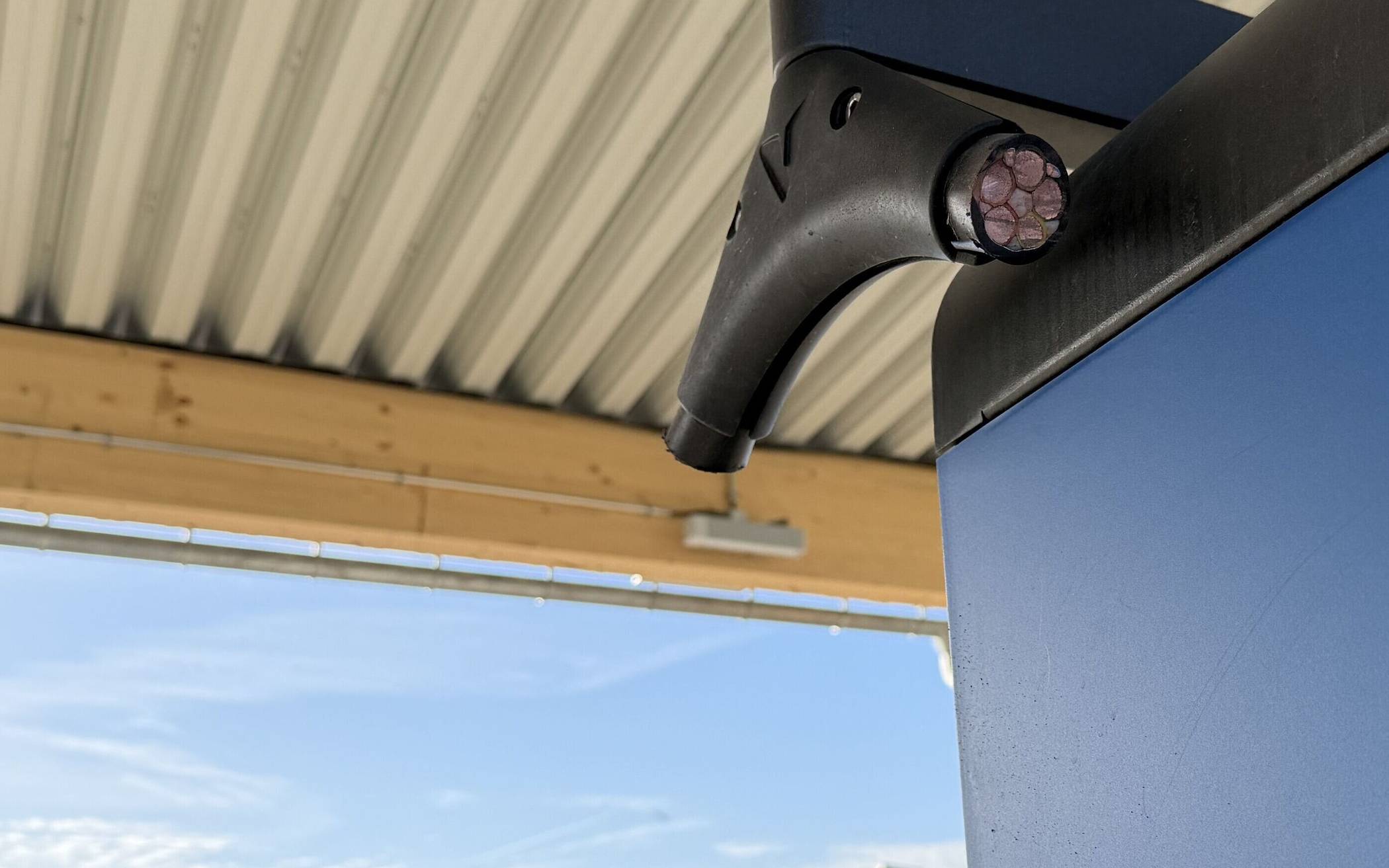  Der Ladepark ist noch nicht mal offiziell Eröffnet, da haben Unbekannte die Ladekabel abgeschnitten und gestohlen.  