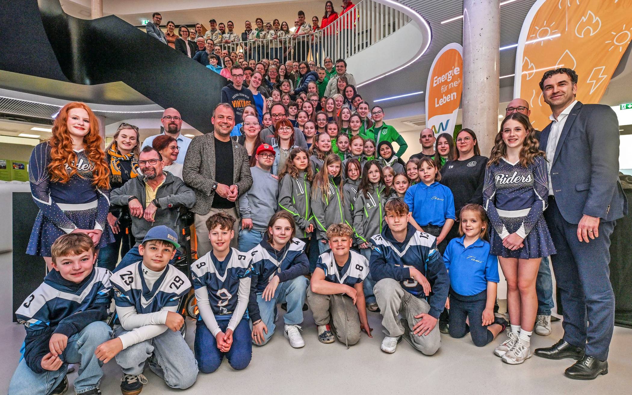 "Euer Projekt - Eure Stimme" - im Foyer der Stadtwerke Willich gab es nun die Preise für die alle Teilnehmer und damit viele strahlende Gesichter. Foto: Prümen