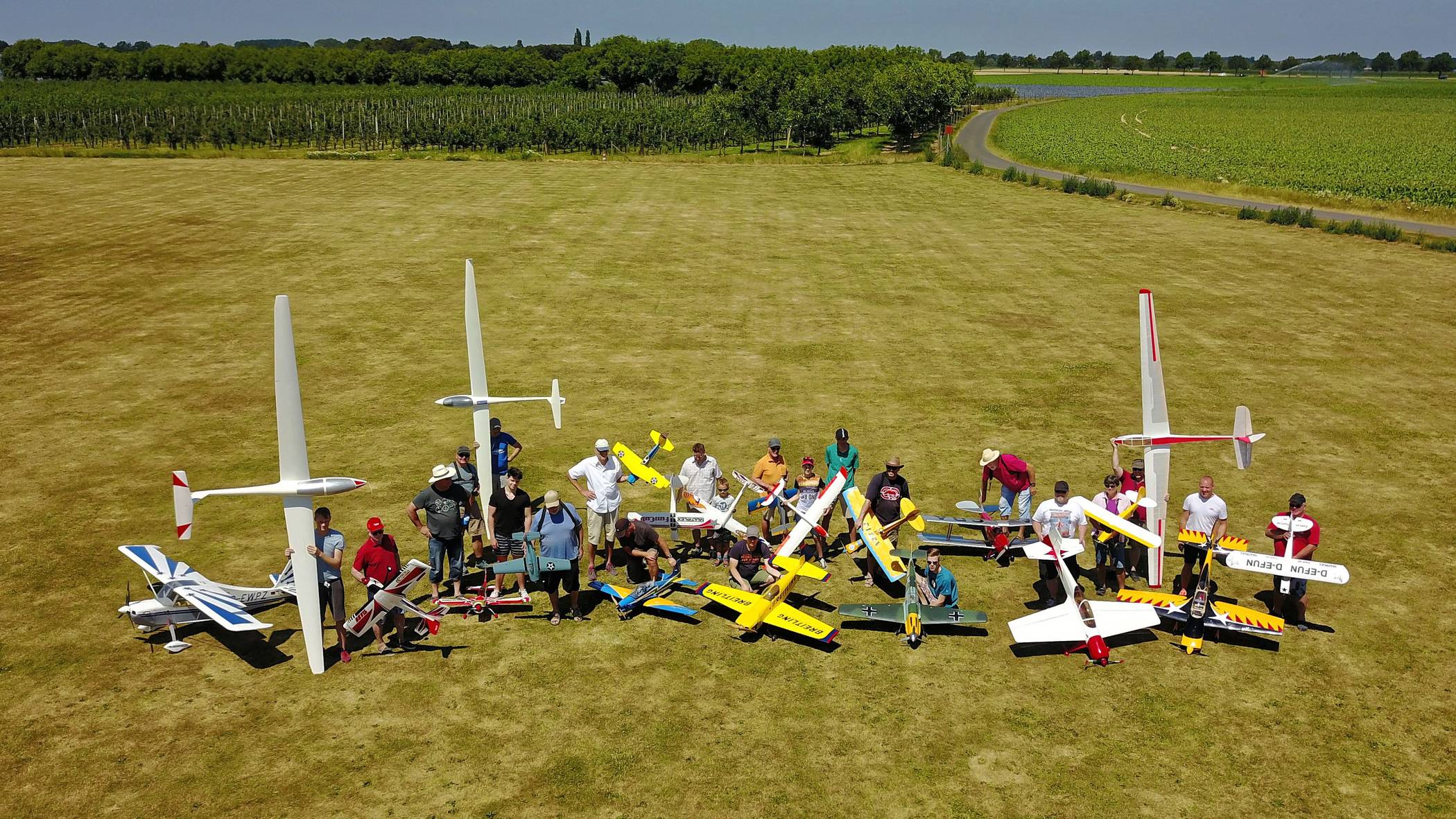 Die Vereinsmitglieder sind mit einer Vielzahl von Modellen vor Ort. 