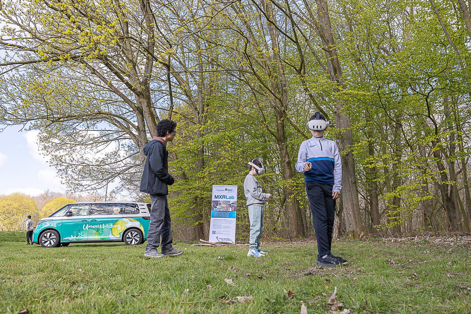Schüler testen XR-Umweltbildung im Rheydter Stadtwald. Fotos: mags/HSNR
