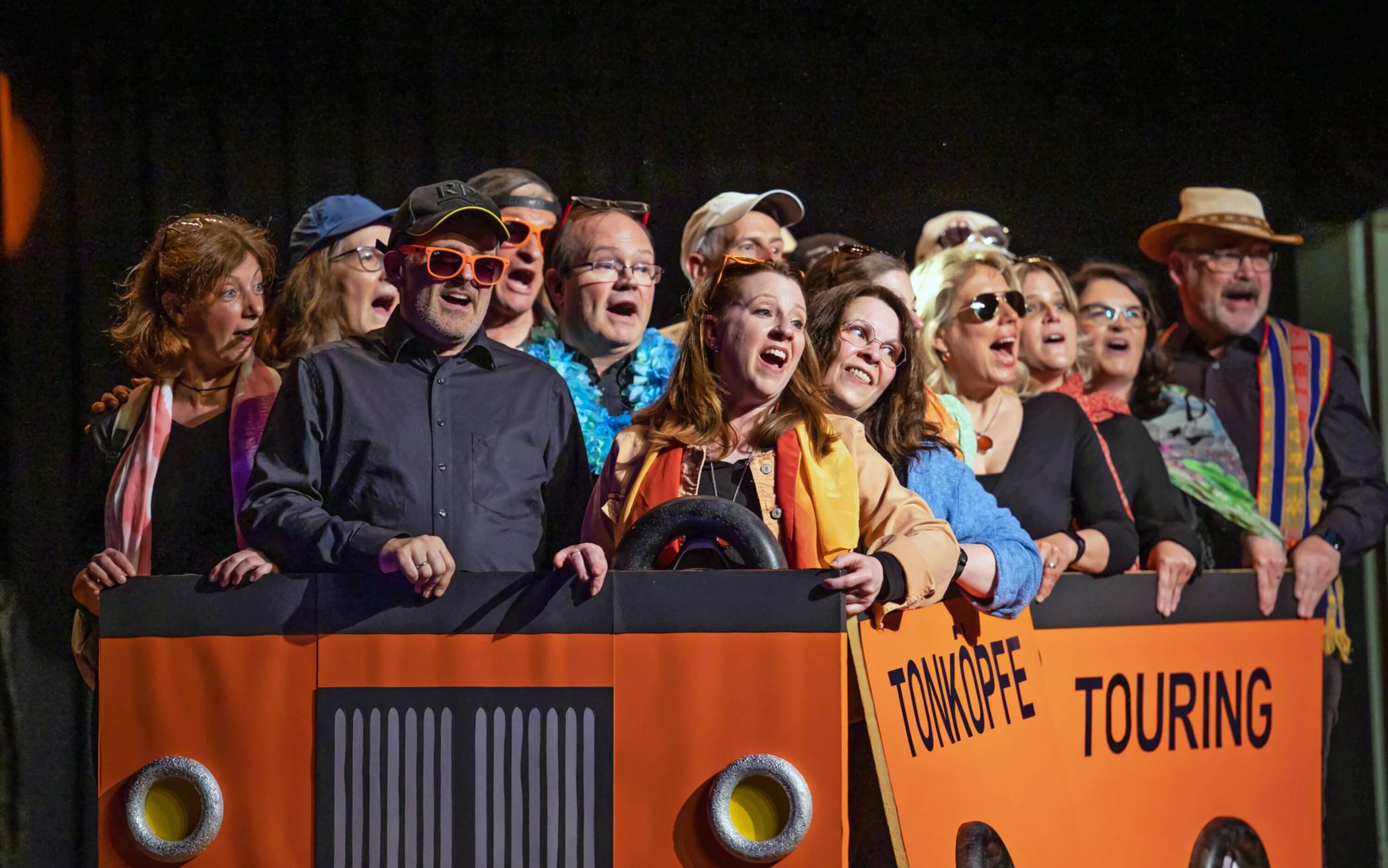  Die Tonköpfe Willich zeigen das Musical „Ein Tagebuch in a cappella“. Darin erzählen sie ihre eigene Entstehungsgeschichte und geben dem Publikum viele Backstage-Einblicke in 25 Jahre Chorleben.   