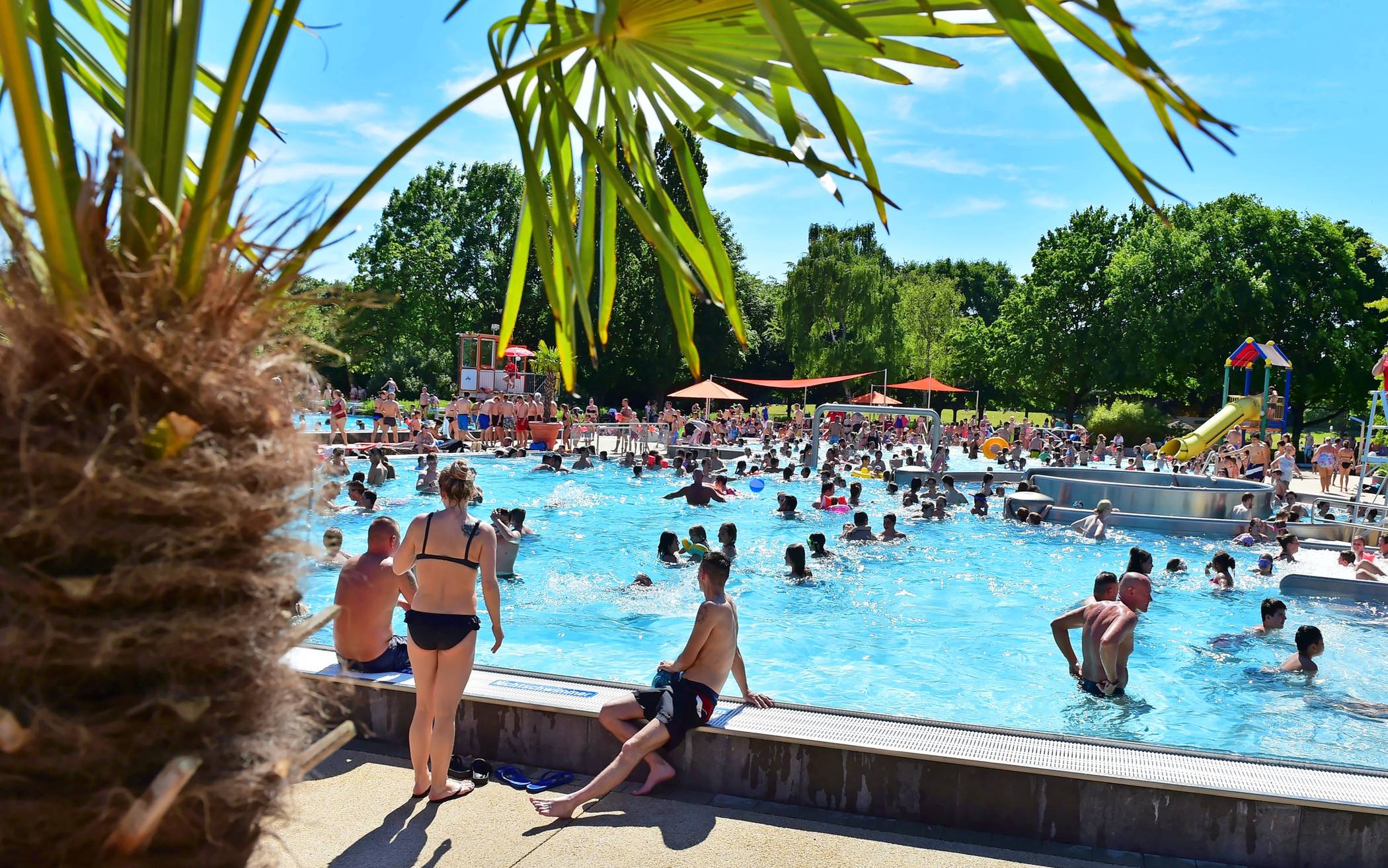  Sonnige Zeiten im De Bütt - jetzt Karten für die Freibadsaison sichern.   