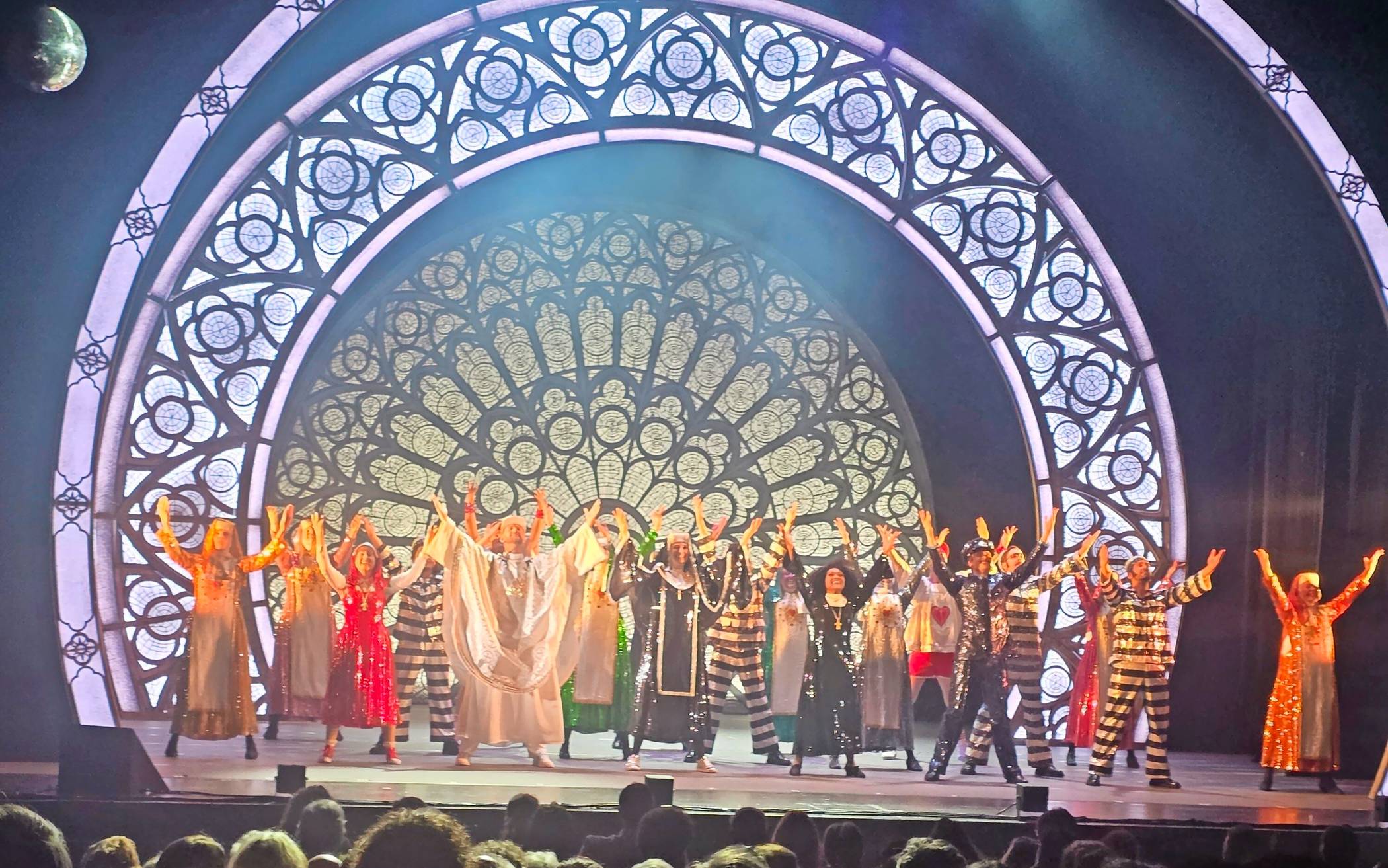 Halleluja - am Donnerstag gab es die Vorstellung von „Sister Act - das Musical“ im Theater am Marientor in Duisburg.  