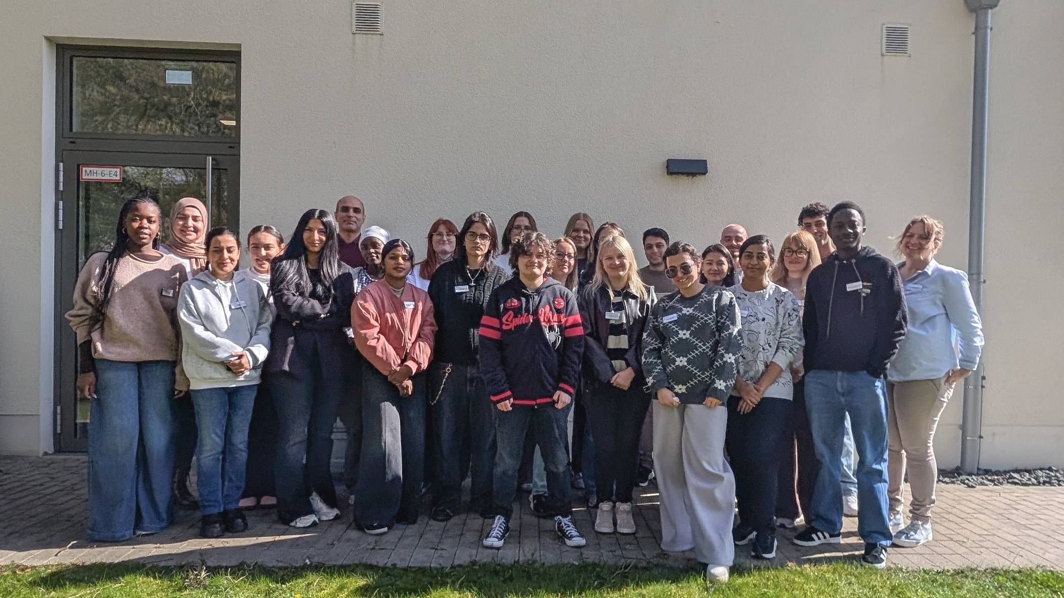  26 junge Menschen starteten Anfang April ihre dreijährige Ausbildung an der Alexianer Akademie für Pflege in Krefeld. 