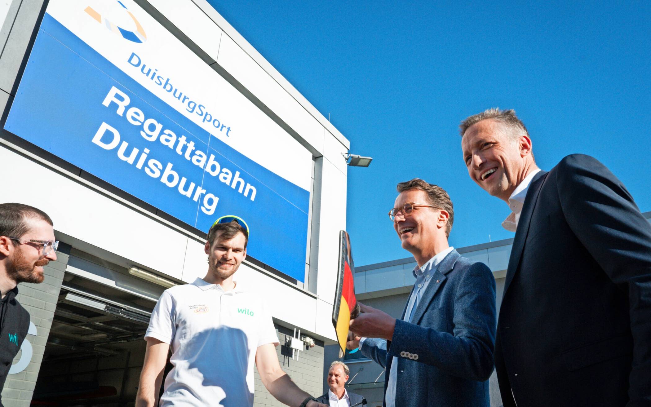  Julius Christ und Jonas Wiesen (v. l.) gaben Ministerpräsident Hendrik Wüst in Duisburg viele Informationen in Sachen Deutschland-Achter mit. Auch für Sebastian Schulte ist Duisburg ein besonderer Ort. 